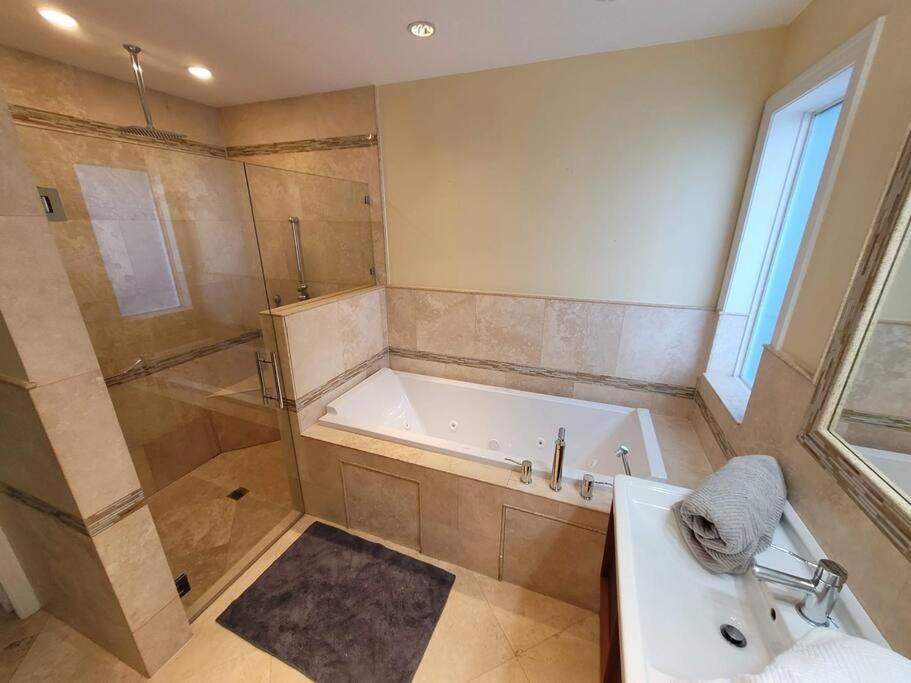 Olas Oasis: Heated Salt Water Pool Retreat Fort Lauderdale