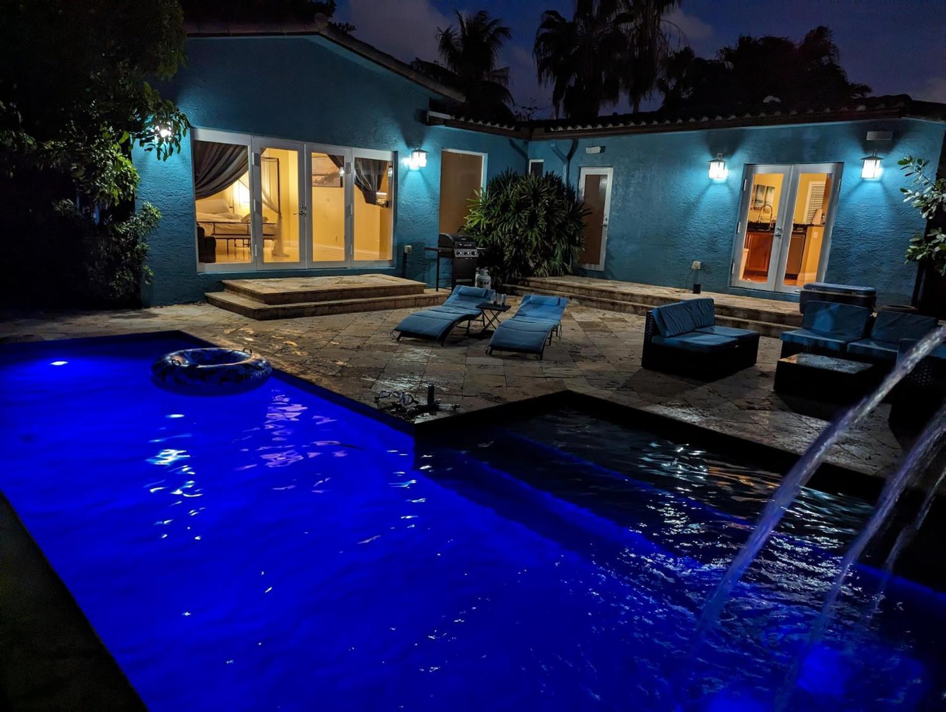 Olas Oasis: Heated Salt Water Pool Retreat Holiday home