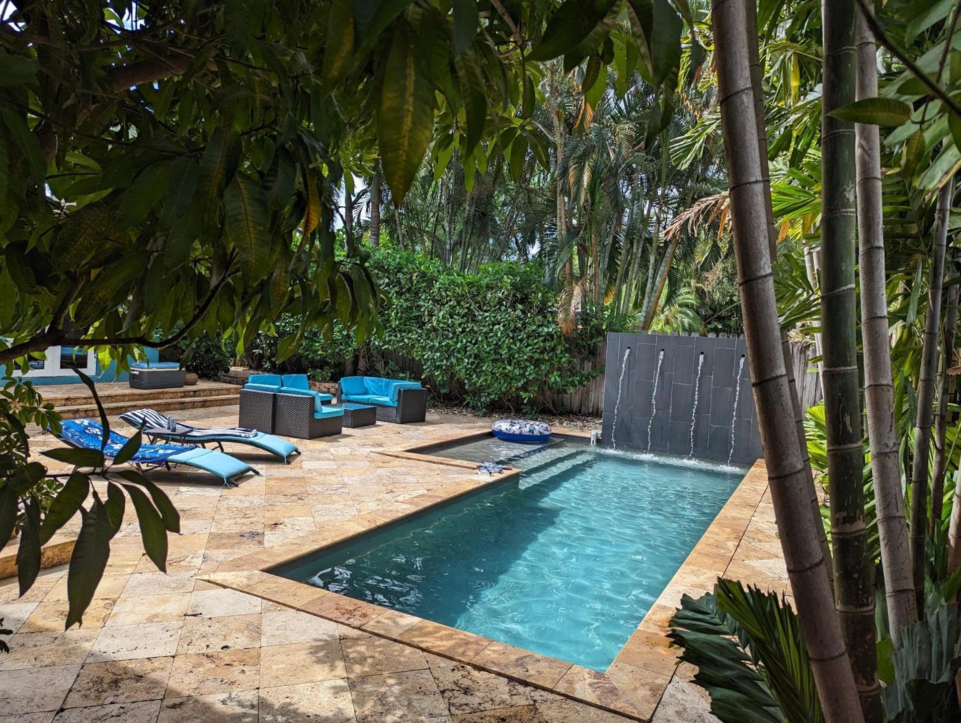 Olas Oasis: Heated Salt Water Pool Retreat Holiday home *