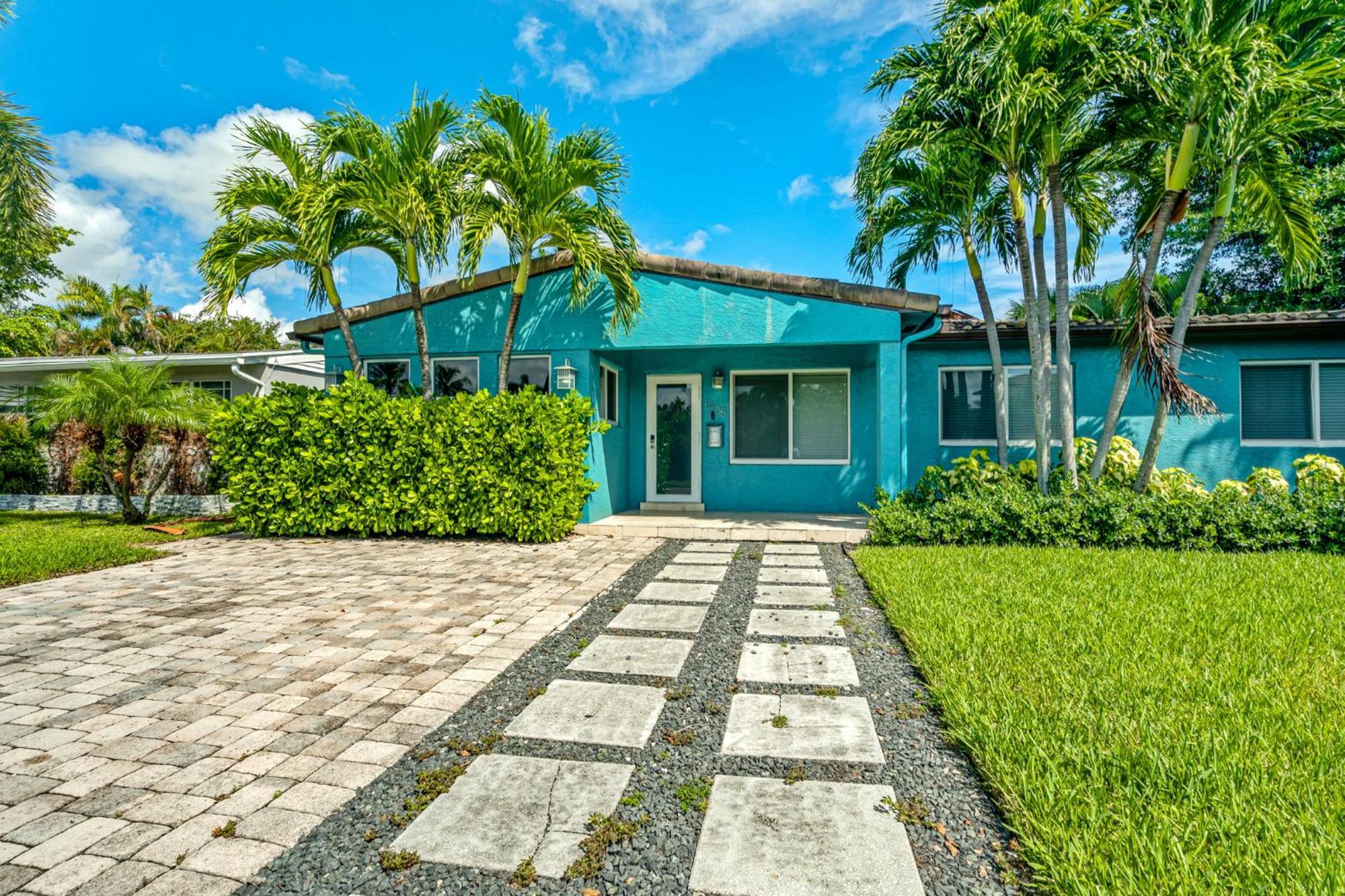 Holiday home Olas Oasis: Heated Salt Water Pool Retreat *